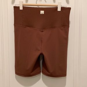 Vuori Ribbed Studio short in cedar